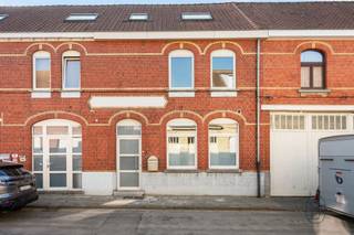 <p>WELKOM IN ZINGEM: CHARMANTE WONING MET VEEL POTENTIEEL</p><p>Deze sfeervolle woning gelegen in Kruisem biedt een perfecte combinatie van klassieker charme en moderne comfort.</p><p>Het huis beschikt over drie comfortabele slaapkamers verdeeld over meerdere verdiepingen. De begane grond herbergt een gezellige woonkamer met directe toegang tot een modern ingerichte keuken. Deze open indeling creëert een perfect samenhangend leefgedeelte waar licht en ruimte centraal staan.</p><p>De keuken is voorzien van hoogwaardige kasten in een aantrekkelijke tint met houten details, gecombineerd met een modern werkblad. Ramen bieden veel daglicht en zorgen voor een aangename werkplek. De aangrenzende eethoek maakt van dit gedeelte het warme hart van het huis. De grote woonkamer biedt volop mogelijkheden voor gezellige zithoeken en beschikt over schuifdeuren die uitkomen op een binnentuin.</p><p>De woning telt drie ruime slaapkamers. De badkamer is volledig uitgerust met een modern inrichtingsschema. Deze beschikt over een inloopdouche, vrijstaand bad, dubbele wastafel en voldoende opslagruimte. De ruimte ademt comfort en functionaliteit uit, met vensterlicht dat voor een aangenaam wasritme zorgt.</p><p>Gelegen in het aantrekkelijke Zingem, biedt deze woning een ideale balans tussen dorpse rust en stedelijke voorzieningen.</p><p><br />Bezoek na afspraak met IMMO BEGUIN: flore@immobeguin.be<br /> </p>