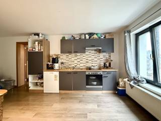 <p>Mooi appartement met 2 slaapkamers in een karaktervol gebouw, gelegen in het centrum van Aat.<br /><strong>Indeling:</strong> inkomhal met apart toilet, ruime woonkamer met salon en eetruimte, open naar een volledig uitgeruste keuken, 2 mooie slaapkamers en een badkamer met bad en wastafel.<br />Het appartement beschikt ook over een privékelder.</p><p><strong>Technisch:</strong> EPC-label B, dubbele beglazing, centrale verwarming op gas met individuele ketel, elektrische installatie conform, gebouw voldoet aan brandveiligheids- en elektriciteitsnormen.</p><p><strong>Bezoeken op afspraak</strong> met IMMO BEGUIN: baptiste@immobeguin.be</p>