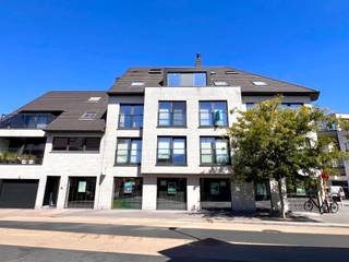 LUXE-APPARTEMENT van 260m2 + 17m2 terrassen! Op wandelafstand van het CENTRUM, STATION en SCHOLEN, WINKELS, en de KLINIEK. UNIEKE AFWERKING met...