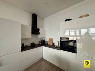 <p><span>Stijlvol gelijkvloers twee appartement met ruime tuin in Groenenhoek, Berchem</span></p><p><span>Ben je op zoek naar een stijlvol en comfortabel appartement met een centrale ligging en een prachtige tuin? Dit recent gerenoveerde gelijkvloers appartement in een kleinschalig gebouw in Berchem Groenenhoek biedt alles wat je nodig hebt voor een zorgeloos en luxueus leven.</span></p><p><span> </span></p><p><span> </span></p><p><span>Het appartement heeft de volgende indeling:</span></p><p><span> </span></p><p><span>Inkomhal</span></p><p><span>Via de ruime inkomhal kom je binnen, deze geeft toegang tot de diverse ruimtes.</span></p><p><span> </span></p><p><span>Keuken en leefuimte</span></p><p><span>Via de inkomhal kom je terecht in de leefruimte die geniet van een ruime open keuken. De keuken is voorzien van hoogwaardige Bosch-apparatuur zoals koelkast, vriezer, oven en afwasmachine.</span></p><p><span>aansluitend kom je in de ruime en lichtrijk living. De grote raampartijen en hoge plafonds in de leefruimte zorgen voor een overvloed aan natuurlijk licht en creëren een luchtige sfeer, de nodige privacy en geen inkijk!</span></p><p><span> </span></p><p><span>Slaapkamers en badkamer</span></p><p><span>Er zijn twee slaapkamers aanwezig. Via één van de slaapkamers, wat momenteel als bureel is ingericht, heb je direct toegang tot de prachtige groene tuin. <br />Deze tuin is aan de achterzijde gelegen en geniet van veel zon en groen rondom je. De tuin is west georiënteerd. </span></p><p><span>Achteraan de tuin bevindt zich een ruime tuinberging, ideaal voor het opbergen van fietsen, tuinmeubelen of tuingereedschap, met directe toegang tot een aangrenzend groengebied.</span></p><p><span>De moderne badkamer heeft een ruime inloopdouche en dubbele lavabo.</span></p><p><span> </span></p><p><span>Berging</span></p><p><span>De handige berging met aansluitingen voor wasmachine en droogkast, plus een private droge kelderberging, zorgen ervoor dat je altijd voldoende opbergruimte hebt.</span></p><p><span> </span></p><p><span>Huurprijs &amp; beschikbaarheid</span></p><p><span>Huurprijs: </span><span>€1.100,00 / maand</span></p><p><span>GEEN maandelijkse kosten</span></p><p><span>Beschikbaar: </span><span>01/07/2026</span></p><p><span> </span></p><p><span> </span></p><p><span> </span></p><p><span> </span></p>