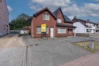 Gezellige woning met renovatiepotentieel in groene omgeving<br /><br />Op zoek naar een woning die je volledig naar eigen smaak kunt vormgeven? Deze gezellige en compacte woning aan de Veerleseweg in Geel biedt heel wat mogelijkheden voor <br />wie graag een renovatieproject in handen neemt.<br />De woning beschikt over twee slaapkamers op de verdieping. Op het gelijkvloers bevinden zich de verschillende leefruimtes, waaronder de ruimtes voor wonen, koken en dagelijks comfort. Dankzij de compacte indeling kan de woning met de nodige renovatiewerken worden omgevormd tot een aangename en praktische thuis.<br />De woning vormt dan ook een mooie basis voor starters, handige doe-het-zelvers of investeerders die op zoek zijn naar een betaalbare woning met potentieel.<br />Een extra troef is de rustige en groene ligging. De woning bevindt zich aan de Veerleseweg in Geel, in een landelijke omgeving met groen en wandelmogelijkheden in de nabijheid. Tegelijkertijd blijft Geel vlot bereikbaar voor de dagelijkse voorzieningen.<br /><br />Kortom: een gezellige woning met karakter en mogelijkheden, voor wie niet bang is om de handen uit de mouwen te steken en er zijn eigen thuis van te maken.<br />
<p>Troeven:</p>
<ul>
<li>Gezellige, compacte woning</li>
<li>2 slaapkamers</li>
<li>Verschillende leefruimtes op het gelijkvloers</li>
<li>Renovatiepotentieel</li>
<li>Asbestveilig</li>
<li>Mogelijkheid om volledig naar eigen smaak in te richten</li>
<li>Interessant voor starters, renovatieliefhebbers of investeerders</li>
</ul>