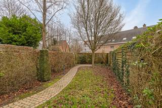 **Handelshuis stadsrand Leuven met achteringang**Aan de Leuvense Stadsrand namelijk op de toegankelijke Naamsesteenweg te Heverlee kan je dit...