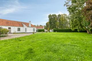 Zoekt u een authentieke en charmante landelijke woning met alle moderne wooncomfort? Deze unieke hoeve te koop in Dudzele combineert rust langs de Watergang met een uitstekende bereikbaarheid richting Brugge en de kust. <br /><br />Deze woning met 4 slaapkamers bevindt zich op een perceel van meer dan 1500m² en valt op door de lichtrijke, grote leefruimtes en makkelijk te onderhouden tuin. De woning is al voorzien van verwarming op aardgas, dubbele beglazing, sfeervolle openhaard, vernieuwde dakgoten en volledig geïnstalleerde keuken. Rondom het huis geniet u van een grote onderhoudsvriendelijke tuin met meerdere zonneterrassen, waardoor u op elk moment van de dag kunt genieten.<br /><br />Indeling van de woning:<br />GLV:<br />- inkomhal met gastentoilet<br />- lichtrijke en volledig geïnstalleerde keuken<br />- ruime leefruimte en eetkamer<br />- badkamer met douche, bad en lavabo<br />- grote bergruimte<br />- slaapkamer één<br />- gang met toegang tot tuin en garage<br />- wijnkelder<br /><br />1ste V:<br />- slaapkamer twee en drie<br />- nachthal met ingemaakte kasten<br /><br />Tevens is er boven de garage een extra ruimte die als slaapkamer of hobbyruimte kan gebruikt worden.<br /><br />Bent u op zoek naar een woning om rustig en comfortabel te wonen regio Brugge met vlotte verbinding naar de stad en de zee? Contacteer de dossierverantwoordelijke Arne Reubens via +32 472 186 304 of arne.reubens@dewaele.com<br /><br />Bestuursmaatregelen in het maatregelenregister: nee