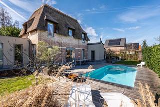 Unieke villa op perceel van 999 m² met zwembad, 4 slaapkamers en zuidgerichte tuinDeze unieke en karaktervolle villa bevindt zich op de grens van...