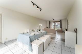 <p>Ruim appartement in het centrum van Waregem met terras en garage.</p>

<p> </p>

<p>Dit appartement combineert een centrale ligging met een praktische indeling en vlotte bereikbaarheid via belangrijke invalswegen. Gelegen in het hart van Waregem geniet u van alle voorzieningen, winkels en openbaar vervoer op korte afstand. Het appartement beschikt over drie slaapkamers, een lichtrijke leefruimte en twee terrassen die extra buitenruimte bieden. De aanwezige garage zorgt bovendien voor extra comfort en parkeergemak. Een interessante woonopportuniteit voor wie ruim en centraal wil wonen.</p>

<p> </p>

<p>Troeven:<br />• Centrale ligging in Waregem nabij winkels en voorzieningen<br />• Drie volwaardige slaapkamers<br />• Garage, was berging en twee terrassen aanwezig</p>

<p> </p>

<p>Neem vandaag nog contact op voor meer informatie of een bezoek.</p>

<p> </p>

<p>JOUW DROOMAPPARTEMENT. ZO GEVONDEN!</p>