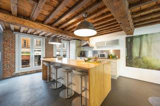 <p><span>Op een toplocatie in het historisch centrum van Antwerpen, tussen de charmante Lijnwaadmarkt en de Melkmarkt, met zicht op de kathedraal van Antwerpen, bevindt zicht dit exclusieve opbrengsteigendom van hoog niveau.</span></p><p><span>Het gebouw werd in 2013 volledig gestript  en gerenoveerd en omvat drie prachtig gerenoveerde appartementen, elk afgewerkt met duurzame kwalitatieve en tijdloze materialen die zorgen voor een luxueuze en stijlvolle uitstraling. Elk detail werd met zorg uitgewerkt, met oog voor comfort, esthetiek en hedendaagse woonkwaliteit.</span></p><p><span>Een absolute troef is de aanwezigheid van een lift die rechtstreeks in de appartementen uitkomt, wat garant staat voor maximale privacy en gebruiksgemak.</span></p><p><span>Het dakappartement vormt de kers op de taart en beschikt over een aangenaam terras met een uniek zicht op de kathedraal - een zeldzame en indrukwekkende meerwaarde in deze bruisende stadsomgeving.</span></p><p><span>De twee duplexappartementen worden momenteel succesvol uitgebaat via Airbnb. Het penthouse is verhuurd op lange termijn. Gedetailleerde informatie over verhuurcijfers en rendement is beschikbaar op aanvraag. Het vastgoed is in privaat eigendom, maar de Airbnb-activiteiten zijn ondergebracht in een aparte vennootschap inclusief een operationeel kuisteam dat mee kan worden overgenomen.</span></p><p><span>Dankzij de uitzonderlijke ligging, hoogwaardige afwerking en het unieke karakter biedt dit eigendom een uitstekende opportuniteit voor investeerders die op zoek zijn naar een stabiel en aantrekkelijk rendement in één van de meest gegeerde buurten van Antwerpen.</span></p><p><span> </span></p><p><span>Bijzonderheden:</span></p><p><span>EPC Energielabel (app bus 11) D - 305 kwh/(m² jaar)</span></p><p><span>EPC Energielabel (app bus 31) D - 342 kwh/(m² jaar)</span></p><p><span>EPC Energielabel (app dak) C - 260 kwh/(m² jaar)</span></p><p><span>Geen renovatieplicht</span></p><p><span>Er is overal dubbele beglazing met PVC kader</span></p><p><span>Er wordt elektrisch verwarmd</span></p><p><span>P-score: D</span></p><p><span>G-score: D</span></p>