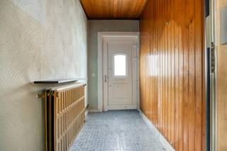 Ruime te renoveren woning of project.Indeling:De woning omvat: inkomhal, 2 leefruimtes, 3 slaapkamers, 2 keukens, 2 badkamers.Achteraan: 1 magazijn...