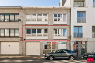 KIJKDAG zaterdag 9 mei 2026 tussen 10-12u. Inschrijven vereist.

Ontdek dit lichtrijke en instapklare appartement, ideaal gelegen in een rustige doodlopende straat in Antwerpen. Gelegen op de eerste verdieping, combineert deze woonst comfort, ruimte en een uitstekende ligging – perfect voor gezinnen, koppels of als investering.

Bij het betreden van het appartement komt u in een inkomhal die toegang biedt tot de verschillende ruimtes. De ruime en gezellige woonkamer geniet van veel natuurlijk licht en vormt het hart van de woning. Aansluitend bevindt zich een praktische en uitgeruste keuken.

Het appartement beschikt over twee volwaardige slaapkamers, ideaal als master bedroom en extra kamer (kinderkamer, bureau of dressing). De badkamer is verzorgd en uitgerust met douche, lavabo en toilet.

Een absolute troef is het uitstekende terras, waar u in alle rust kan genieten van een kop koffie of een gezellige avond.

Daarnaast beschikt het appartement over een privatieve kelderberging, ideaal voor extra opslagruimte.

Troeven:
Ruim terras,
Privatieve kelderberging,
Praktische indeling,
Rustige doodlopende straat,
Mobiscore 9,5/10
Nabij winkels, openbaar vervoer en invalswegen,

Dankzij de centrale ligging bent u snel in Antwerpen-centrum, terwijl u toch geniet van een aangename woonomgeving.
Ideaal als eerste woning, gezinsappartement of investering.

Interesse? Contacteer ons vandaag nog voor een bezoek!