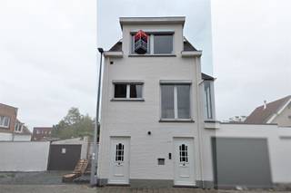 VOLLEDIG OPGERFRISTE, LUMINEUZE EN GEZELLIGE WONING MET 2 SLAAPKAMERS EN ZUIDWEST-GEORIËNTEERD TERRASrustige ligging in nieuwe en kindvriendelijke...