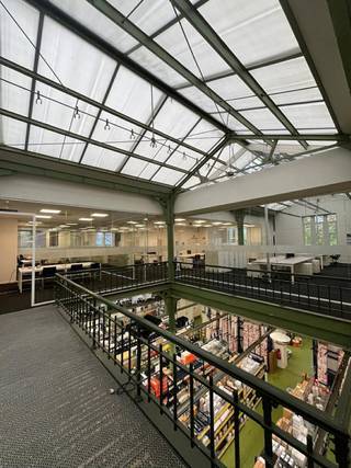 Unieke kans in Etterbeek! Te huur: 855 m² volledig ingerichte kantoren op de 1e verdieping van Louis Schmidtlaan 3/Bus 1. De ruimte omvat open...