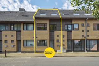 In het de rustige deelgemeente Ettelgem bevindt zich deze verzorgde gesloten bebouwing (bouwjaar 2003) met zonnige tuin, garage en vier slaapkamers. Dankzij het uitstekende EPC-label A (76 kWh/m²) geniet je van een energiezuinige woning die volledig instapklaar is.<br /><br />Op het gelijkvloers vinden we een inkomhal met gastentoilet, een lichtrijke leefruimte met pelletkachel en een volledig uitgeruste open keuken. Via het schuifraam heeft u directe toegang tot het terras en de onderhoudsvriendelijke, zonnige tuin met poortje die makkelijk toegang biedt tot de garage.<br /><br />De eerste verdieping omvat twee ruime slaapkamers en een badkamer met dubbele wastafel, ligbad met douchemogelijkheid, tweede toilet en aansluiting voor wasmachine. Op de tweede verdieping (met vaste trap!) bevinden zich nog twee volwaardige slaapkamers en een praktische berging. Daarnaast beschikt de woning over een ruime geïsoleerde zolder.<br /><br />Extra comfort wordt geboden door de private garage met sectionale poort, de garage heeft zijn private toegang via de tuin. <br />Er is ook nog een gemeenschappelijke fietsenberging voorzien. <br /><br />Troeven:<br />✔ EPC-label A (76 kWh/m²)<br />✔ Ideale ligging, rustig maar vlotte bereikbaarheid<br />✔ 4 slaapkamers<br />✔ Zonnige tuin met terras<br />✔ Private garage<br /><br />De vermelde prijs is een richtprijs; elk bod wordt voorgelegd aan de eigenaar, die het recht heeft dit te aanvaarden of te weigeren.<br /><br />Neem voorsprong met een vrijblijvende schatting via:<br />www.residentievastgoed.be/gratisonlineschatten