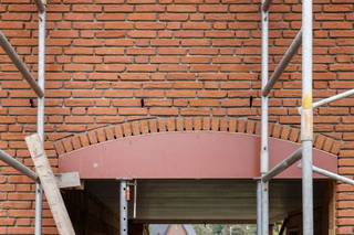 <p><span>Nieuwbouwwoning met drie slaapkamers op uiterst centrale doch rustig gelegen perceel te Zonhoven.</span></p><p><span> </span></p><p><span>Ontworpen voor gezinnen en levensgenieters die nét dat tikkeltje meer verwachten. Elke woning heeft haar eigen karakter en indeling, steeds uitgerust met de beste materialen en nieuwste technieken.</span></p><p><span> </span></p><p><span>Belangrijkste troeven:</span></p><p><span>- Centrale en zeer rustige ligging</span></p><p><span>- Kwalitatief afgewerkt</span></p><p><span>- Bewoonbare oppervlakte van 200,49m²</span></p><p><span>- Carport</span></p><p><span>- E-peil 20 met optie tot E10 of E0</span></p><p><span>- Warmtepomp, Zonnepanelen en Ventilatie D</span></p><p><span>- Eigen keuze tot afwerken van woning</span></p><p><span> </span></p><p><span>Bekijk zeker ook de grondplannen met de afmetingen. Zo krijgt u van thuis uit al een perfect beeld van wat deze woning te bieden heeft!</span></p><p><span> </span></p><p><span>Wenst u meer info of een vrijblijvende afspraak, contacteer dan ons kantoor op het nummer 011 85 15 15 en wij helpen u graag verder.</span></p>