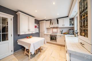 HOEILAART – HOGE HEIDE – Charmante 4-gevel woning van 205 m² (volgens EPC) met tal van mogelijkheden. De woning is als volgt ingedeeld: op het gelijkvloers: een inkomhal met toilet en doucheruimte, een keuken van +/- 12 m² en een lichtrijke open leefruimte van +/- 32 m², evenals een veranda met vrij uitzicht op de natuur. Op de eerste verdieping: 2 mooie slaapkamers van +/- 16 & 13 m². Op de tweede verdieping: een zolder van +- 32 m² die kan worden omgevormd tot een 3e slaapkamer, speelkamer, bureau… Op tuin-niveau: een extra ruimte van +- 27 m² met diverse mogelijkheden (vrij beroep, ontspanningsruimte, aparte studio, ...), een ruime wasplaats en een kelder. Buiten vindt u een terras van +- 22 m² dat uitgeeft op de tuin van +- 900 m², meerdere parkeerplaatsen en een aparte garage. Verdere informatie: EPC C 286 kWh (m² jaar) – laadpaal voor elektrische voertuigen – elektriciteit in conformiteitsprocedure – 16 zonnepanelen. Stedenbouwkundige informatie: overstromingsgebied: neen, bouwvergunning: ja, verkavelingsvergunning: neen, voorkooprecht: neen, gerechtelijke maatregelen: neen, stedenbouwkundige bestemming: agrarisch gebied. Deze charmante woning wacht alleen nog op u… Meer informatie of een bezoek? Contacteer WE INVEST OVERIJSE op 02/455.20.35 of via e-mail overijse@weinvest.be !!! Niet-contractuele advertentie, onder voorbehoud van wijzigingen. Afmetingen louter ter indicatie.