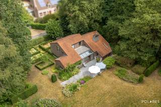 Kijkdag op vrijdag 21/08 en zaterdag 22/08 ***RESERVEER UW BEZOEK VIA WWW.POLARES.EU***<br />Op een toplocatie in de gegeerde woonwijk Middelberg in Rotselaar bevindt zich deze sfeervolle villa, omringd door groen en genietend van een uitzonderlijke rust en privacy. De woning is gelegen op een prachtig perceel van 23 are 35 ca, met een fraai aangelegde tuin rondom en een bijzonder ruim, zuidgericht terras waar u de hele dag van de zon kunt genieten.<br /><br />Met een bewoonbare oppervlakte van 212 m² biedt deze villa een verrassend ruim en gezellig wooncomfort. De speelse architectuur met subtiele niveauverschillen geeft elke leefruimte een eigen karakter en creëert een warme, knusse sfeer.<br /><br />De lichtrijke leefruimte vormt het hart van de woning en geniet dankzij de grote raampartijen van een overvloed aan natuurlijk daglicht en een mooi zicht op de tuin. De woning beschikt verder over vier volwaardige slaapkamers, een badkamer met ligbad en daarnaast een aparte douchekamer, ideaal voor een gezin.<br /><br />Ook op energetisch vlak scoort deze woning uitstekend. Dankzij energielabel C is er geen renovatieverplichting. Bovendien werd de woning reeds voorzien van 6 cm spouwisolatie, 7 cm vloerisolatie en dakisolatie, wat bijdraagt aan een aangenaam wooncomfort en een gunstig energieverbruik.<br /><br />Bent u op zoek naar een karaktervolle villa met veel licht, ruimte en privacy, gelegen in een residentiële en groene omgeving? Dan is deze eigendom op de Middelberg in Rotselaar beslist een bezoek waard.