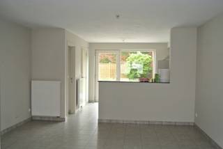 <p><u>Omschrijving van het gelijkvloers appartement</u> : <br />Inkom, toilet, berging met aansluiting voor wasmachine. Leefruimte met TV-zithoek en eetplaats, open keuken voorzien van keukentoestellen. Berging en ruimte voor CV-condensatiebrander. Keuken geeft uit op privé terras en tuintje. 2 slaapkamers. Gemeenschappelijke fietsenberging en privé parkeerplaats voor de deur.</p>
<p>Er zijn geen gemeenschappelijke kosten</p>