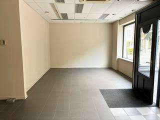 Mooie instapklare en gelijkvloerse handelsruimte met een zeer brede etalage gelegen in het hartje van Bree. Dit pand kan voor diverse doeleinden gebruikt worden. <br /><br />=> Indeling (totale bewoonbare oppervlakte: ca. 56m²)<br />- Handelsruimte van 50m² met grote etalage<br />- Afgesloten keuken met keukenblok (ca. 6m²)<br />- Apart toilet<br />- Kelder (8,13m x 3,93m)<br /><br />=> Enkele bijzonderheden<br />- Gevelbreedte: 8,13m<br />- Airco en alarm aanwezig<br />- C.V.-ketel op aardgas via heteluchtverwarming<br />- Onmiddellijk beschikbaar<br />- Aparte meters voor water, elektriciteit en gas<br />- Gelegen temidden van de winkel - wandelstraat van Bree (AA-locatie)<br /><br />=> Huurprijs<br />- Huurprijs: € 1.100/maand, exclusief kosten nutsvoorzieningen en exclusief aandeel in de onroerende voorheffing