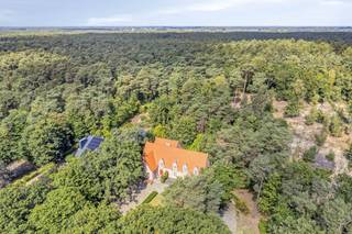 Hotel/restaurant Keravic, gelegen op een perceel van 5748m², palende aan een uitgestrekt natuurgebied. In 2024 werd het dak vernieuwd en...