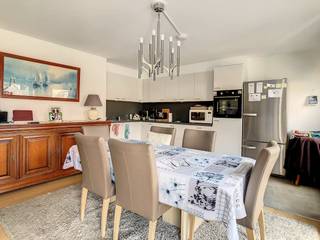 The apartment on the first floor has an entrance hall, toilet, bathroom, 2 bedrooms, living room with open kitchen, storage, terrace, cellar...