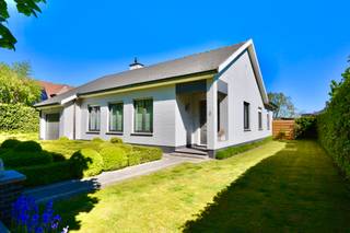 Deze prachtige, vrijstaande villa is een toonbeeld van warmte en degelijkheid. Deze parel is rustig gelegen in het charmante Eeklo en toch dicht bij alle winkels en dienstencentra. 

Gebouwd met massieve en kwalitatieve materialen, staat de woning garant voor stevigheid en duurzaamheid. 
Met een perceelsoppervlakte van 567 m2 en een woonvolume van 
236 m2 biedt dit perceel ruimte en comfort. Dit huis vormt een ideale keuze voor wie op zoek is naar een degelijke woning in combinatie met ruimte en rust. Dé meest uitstekende woning voor levenslang wonen.

De lichtrijke woonkamer, is ingedeeld in een eetplaats en een zitplaats met ingebouwde houtcassette, ideaal voor gezellige, warme familiemomenten. 
De aparte, uitgeruste keuken kan tevens dienen als extra eetplaats.
 
Op de gelijkvloerse verdieping bevinden zich de drie slaapkamers. Verder is er nog een badkamer dat ingedeeld is als volgt: een badkamermeubel met lavabo, douchecabine en een toilet. 
Naast de keuken heeft u een wasplaats die tevens als berging kan dienen. De inpandige garage biedt u ook extra bergruimte.

Een trap leidt u naar de eerste verdieping waar op dit moment een grote bergingszolder aanwezig is. Hier heeft u de mogelijkheid om een extra slaapkamer of bureauruimte te creëren.

Deze woning biedt het beste van twee werelden: een residentiële woonomgeving nabij een stadscentrum en de aanwezigheid van de groene omgeving. Gelegen in een goede en rustige buurt, biedt deze woning niet alleen een prachtig woonvolume maar ook een onderhoudsvriendelijke tuin.

Deze woning is een perfecte combinatie van comfort, kwaliteit en schoonheid, en wacht op u om er uw thuis van te maken. 
Mis deze kans niet om uw droomhuis te vinden op deze perfecte locatie en plan een bezoek!

Bel ons via het nummer 09 336 16 15 of mail naar info@vastgoedunicum.be, wij helpen u graag verder!

Virtuele rondleiding?
https://youtube.com/shorts/AsWaS5_37tc
