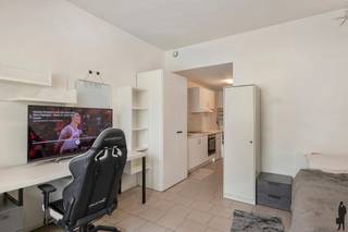 <strong>Compacte en lichtrijke studio nabij Park Spoor Noord</strong><br /><br />Deze gezellige en praktisch ingedeelde studio van 31 m² bevindt zich op de tweede verdieping van de Residentie Parktoren. De woonruimte is aangenaam lichtrijk en beschikt over een slimme slaaphoek, waardoor de beschikbare oppervlakte optimaal benut wordt. Verder omvat de studio een aparte badkamer met douche en toilet, evenals een handige berging met aansluiting voor een wasmachine. Dankzij de efficiënte indeling geniet u hier van comfortabel wonen op een compacte oppervlakte.<br /><br />De ligging is een absolute troef: op wandelafstand van het levendige Eilandje, het iconische MAS en het groene Park Spoor Noord. Bovendien bevindt de studio zich vlak bij de AP Hogeschool en is ze uitstekend bereikbaar met zowel het openbaar vervoer als de belangrijkste invalswegen.<br /><br /><strong>Bijzonderheden:</strong><br />- EPC-score A<br />- Elektriciteit conform<br />- Inclusief kelderberging<br />- Mogelijkheid tot aankoop van een autostaanplaats (€35.000)<br /><br />Deze gezellige en praktisch ingedeelde studio van 31 m² bevindt zich op de tweede verdieping van de Residentie Parktoren. De woonruimte is aangenaam lichtrijk en beschikt over een slimme slaaphoek, waardoor de beschikbare oppervlakte optimaal benut wordt. Verder omvat de studio een aparte badkamer met douche en toilet, evenals een handige berging met aansluiting voor een wasmachine. Dankzij de efficiënte indeling geniet u hier van comfortabel wonen op een compacte oppervlakte.<br /><br />De ligging is een absolute troef: op wandelafstand van het levendige Eilandje, het iconische MAS en het groene Park Spoor Noord. Bovendien bevindt de studio zich vlak bij de AP Hogeschool en is ze uitstekend bereikbaar met zowel het openbaar vervoer als de belangrijkste invalswegen.<br /><br /><strong>Bijzonderheden:</strong><br />- EPC-score A<br />- Elektriciteit conform<br />- Inclusief kelderberging<br />- Mogelijkheid tot aankoop van een autostaanplaats (€35.000)