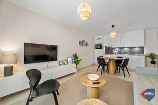 Ontdek dit instapklare appartement gelegen in een rustige straat op wandelafstand van de zee te Mariakerke. Dit ideale vakantie appartement op de gelijkvloerse verdieping heeft één slaapkamer, perfect voor een romantisch uitje of een ontspannen weekend weg. Geniet van de charme van Oostende terwijl je profiteert van de vele voorzieningen in de buurt. Of je nu houdt van strandwandelingen, winkelen of culinaire ervaringen, hier heb je alles binnen handbereik! Dit appartement wordt verkocht onder het regime van erfpacht. Mis deze unieke kans niet! Maak nu een afspraak voor een bezichtiging en ontdek jouw nieuwe thuis aan de Belgische kust!