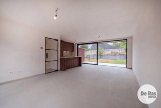 AAIGEM - Ruime nieuwbouwwoning, rustige ligging in het beschermd dorpzicht van Aaigem.<br /><br />Deze top afgewerkte woning ligt in het landelijke Aaigem, nabij natuurgebied Den Dotter, maar ook nabij school op wandelafstand, openbaar vervoer, treinstation Burst en E40.<br /><br />Naar indeling toe beschikt deze woning over een open keuken met prachtige werkbladen en alle nodige keukenmachines. Aansluitend de open woonkamer met veel lichtinval en een tuin met terras die uitnodigend is voor je aperitief na een drukke werkdag. De trappen zijn uitgerust met prachtige natuursteen en tillen de woning naar een hoger niveau.<br /><br />Op het 2de verdiep zijn er 3 slaapkamers en goed uitgeruste badkamer met alweer onderhoudsvriendelijke en kwalitatief meubel met dubbele lavabo, douche en ligbad. Er is ook nog een zolderluik, goed voor extra berging. <br /><br />Op het gelijkvloers is er een ruime garage voor auto en voldoende fietsen, nuttige berging met technische ruimte, maar ook voldoende ruimte voor een washoek. <br /><br />Naar comfort toe beschikken deze entiteiten over een warmtepomp met vloerverwarming, ventilatiesysteem, thermische en akoestische isolatie en een zeer gunstig E peil. <br /><br />Meer info op ons kantoor: 053/60.65.60<br /><br /><span>Aankoop onder BTW stelsel<br /></span>Totaal incl. btw (21%), excl. kosten en excl. notariskosten: €526.350