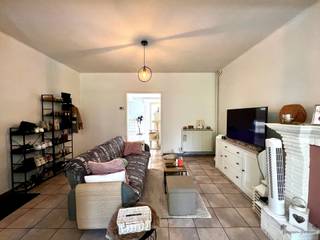<p><span>Centraal gelegen woning met 2 slaapkamers in Hamme</span></p><p><span>Deze gesloten bebouwing in het </span><span>centrum van Hamme</span><span> combineert een praktische indeling met aangename leefruimtes. Winkels, scholen, openbaar vervoer en andere dagelijkse voorzieningen bevinden zich op wandelafstand.</span></p><p><span>Op het </span><span>gelijkvloers</span><span> bevindt zich de inkomhal, vanwaar u toegang heeft tot de hoger gelegen woonverdiepingen.</span></p><p><span>De </span><span>eerste verdieping</span><span> vormt het leefgedeelte van de woning. Hier bevindt zich de lichtrijke woonkamer, waar de grote raampartijen voor veel natuurlijk licht zorgen. Aansluitend vindt u de ruime keuken met voldoende plaats voor een eetgedeelte. Verder bevinden zich op deze verdieping de badkamer en een praktische, ruime berging. Vanuit de woning heeft u toegang tot het </span><span>zonnige terras</span><span>.</span></p><p><span>Op de </span><span>tweede verdieping</span><span> bevinden zich de </span><span>twee volwaardige slaapkamers</span><span>, waardoor het slaapgedeelte mooi afgescheiden is van de leefruimtes.</span></p><p><span>Samen met de centrale ligging en de praktische indeling maakt dit de woning geschikt voor wie graag dicht bij het centrum woont </span></p><p><span>Troeven:</span></p><ul><li><span>Centrale ligging in Hamme</span></li><li><span>Lichtrijke woonkamer met grote raampartijen</span></li><li><span>Ruime keuken met plaats voor een eetgedeelte</span></li><li><span>2 volwaardige slaapkamers op de tweede verdieping</span></li><li><span>Badkamer en ruime berging</span></li><li><span>Zonnig terras</span></li><li><span>Winkels, scholen en openbaar vervoer op wandelafstand</span></li></ul><p><span> </span></p><p><span>Interesse? Neem contact op voor meer informatie of een bezoek via ons kantoor.</span></p>