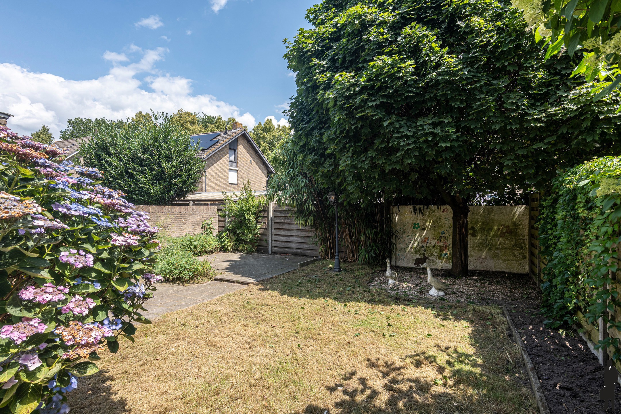 Eengezinswoning in kindvriendelijke omgeving met 4 slaapkamers en ruime garage op een perceel van ca. 318 m²! - foto 4