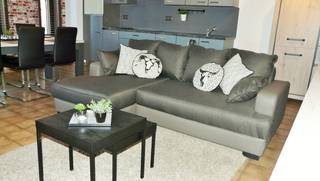 Gezellig gemeubeld 1 slaapkamer appartement in het centrum.<br /><br />Op zoek naar een instapklaar appartement op een toplocatie? <br /><br />Dit gezellige, volledig bemeubelde appartement op de 2de verdieping biedt alles wat je nodig hebt voor comfortabel wonen.<br /><br />De indeling bestaat uit een inkomhal met gang, een gezellige woonkamer met open keuken, één slaapkamer, een badkamer en een apart toilet. Vanuit het appartement geniet je bovendien van een mooi uitzicht op de Basiliek.<br /><br />Dankzij de centrale ligging woon je op wandelafstand van een superette, postkantoor, banken, horecazaken en het stadhuis. <br />Ook het park aan de Basiliek ligt vlakbij, ideaal om te wandelen of te ontspannen. <br /><br />De autosnelweg richting Leuven en Brussel bereik je bovendien in slechts enkele minuten.<br /><br />Troeven:<br /><br />Volledig bemeubeld<br />1 slaapkamer<br />Gezellige woonkamer met open keuken<br />Badkamer en apart toilet<br />Uitzicht op de Basiliek<br />Centrale ligging<br />Nabij park, winkels, horeca en openbaar leven<br />Slechts enkele minuten van de autosnelweg richting Leuven/Brussel<br />Ideaal voor een alleenstaande of starters<br />Geen lift aanwezig<br /><br />Huurprijs: €725 per maand<br />Gemeenschappelijke kosten: Geen<br />Beschikbaar vanaf: 1 september<br /><br />Interesse? <br />Neem gerust contact op voor meer informatie of een bezichtiging.<br /><br />EPC: 299 kWh/m² - UC: 20250622-0003630773-RES-1