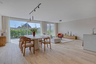 Dit prachtige, instapklare nieuwbouwappartement bevindt zich op een toplocatie vlak bij het bruisende centrum van Vichte, met alle...