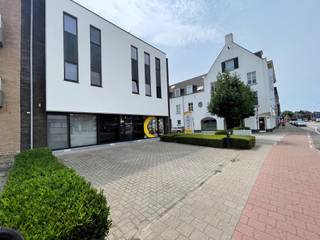 Op een goede zichtlocatie treffen we dit modern uitziend kantoor (57,5 m²), gelegen op de hoek van een vrij recent gebouw (2012). Het kantoor...