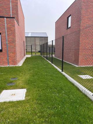 Parkwoning B2 (443) maakt deel uit van een knus en kleinschalig woonerf langs de Menenstraat in Wevelgem. Hier woon je rustig en groen, in een aangename omgeving met vlotte bereikbaarheid en voorzieningen in de buurt.<br /><br />De moderne nieuwbouwwoning beschikt over:<br />✔ Open en lichtrijke leefruimte<br />✔ 3 volwaardige slaapkamers<br />✔ Private zuidwestgerichte tuin<br />Dankzij de gunstige oriëntatie geniet je optimaal van natuurlijk licht en avondzon in je eigen tuin.<br /><br /><strong>Energiezuinig en toekomstgericht</strong><br />Bij het ontwerp werd sterk ingezet op energie-efficiëntie en wooncomfort.<br /><br />De woning is uitgerust met:<br />✔ Warmtepomp (hernieuwbare energie)<br />✔ Ventilatiesysteem D met warmterecuperatie<br />✔ Doordachte isolatie en performante beglazing<br />Dit zorgt voor een laag energieverbruik, lagere energiekosten en een woning die klaar is voor de toekomst.<br /><br /><strong>Casco of volledig afgewerkt</strong><br />Parkwoning B2 is te koop:<br />✔casco (tot en met pleisterwerken, terrassen en tuin), zodat je zelf de afwerking bepaalt<br />✔of volledig afgewerkt. Wij kunnen deze volledig naar uw smaak verder afwerken binnen de 4 à 6 maanden.<br />Dus nu beslissen = verhuizen bij akte.<br /><br /><strong>Garage of (overdekte) parkeerplaats</strong> kan bij gekocht worden.<br /><br /><strong>Interesse in een bezoek of meer informatie?</strong><br />Contacteer vrijblijvend onze bouwadviseur Steven via steven@lapeirre.be of +32 51 26 36 86.<br /><br /><span><em>De vermelde prijzen zijn exclusief registratierechten (12%) en exclusief BTW (21%)</em></span>