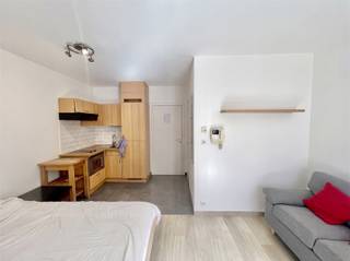 <p>Deze volledig gerenoveerde en smaakvol gemeubelde studio is gelegen in de uitstekend onderhouden residentie "Europark" (bouwjaar 2000) en geniet van een topligging in het hart van de Europese wijk. Op wandelafstand bevinden zich onder meer het Berlaymontgebouw, het Jubelpark, tal van restaurants, winkels en het openbaar vervoer. Een ideale opportuniteit als eerste eigen woonst, comfortabele pied-à-terre of als waardevaste investering. Deze instapklare studio bevindt zich op de eerste verdieping en beschikt over een netto bewoonbare oppervlakte van 26 m². De praktische indeling omvat een inkomhal, een aangename en lichtrijke leefruimte met een volledig ingerichte open keuken en een badkamer uitgerust met een douche, toilet en wastafelmeubel. Bijkomende troeven zijn de gemeenschappelijke fietsenberging, de uitstekende bereikbaarheid via de Kleine Brusselse Ring, de E40 en de E19, en de vlotte verbindingen met metrostation Schuman, trein- en busverbindingen. Bovendien werden de gemeenschappelijke delen van de residentie recent volledig vernieuwd, waarbij de kosten reeds werden voldaan. Kortom, een zorgeloze en instapklare studio op een absolute toplocatie in Brussel, ideaal voor eigen bewoning of als duurzame investering. Contacteer Frederik vrijblijvend voor meer informatie of een eerste bezoek: frederik@immo-time.be.</p>