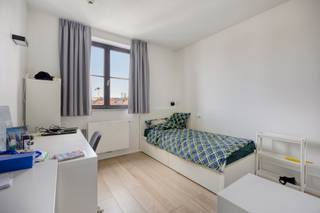 <p>Deze instapklare studentenkamer in Brussel is gelegen in een residentie die in 2017 volledig werd gerenoveerd volgens de geldende normen en bevindt zich in een levendige en vlot bereikbare buurt. Dankzij de strategische ligging op wandelafstand van het station Brussel-Zuid vormt deze studentenkamer een ideale uitvalsbasis voor studenten die comfort en bereikbaarheid willen combineren.</p><p>De omgeving biedt een uitstekende connectiviteit met verschillende vormen van openbaar vervoer, waaronder metro, tram, bus en trein. Daarnaast bevinden winkels en het stadscentrum zich in de onmiddellijke nabijheid, wat het dagelijks leven bijzonder praktisch maakt.</p><p>De kamer is gelegen op de vierde verdieping van een verzorgd gebouw dat voorzien is van een lift en professioneel wordt beheerd. Bij het betreden van de kamer kom je in een inkomhal met vestiairehoek, die toegang geeft tot de verschillende functies van de ruimte.</p><p>De woon- en slaapruimte is praktisch ingericht en biedt voldoende comfort voor dagelijks gebruik. De kitchenette is functioneel en compact, waardoor koken eenvoudig en efficiënt verloopt. De private douchekamer met toilet zorgt voor extra privacy en gebruiksgemak.</p><p>De residentie beschikt over diverse gemeenschappelijke faciliteiten, waaronder een ontspanningsruimte waar bewoners kunnen samenkomen, een afvalruimte en een wasruimte die het dagelijkse comfort verhogen.</p><p>Dankzij de recente renovatie en de conforme inrichting is deze studentenkamer onmiddellijk instapklaar en geschikt voor verhuur. Dit maakt het een interessante keuze voor investeerders die op zoek zijn naar een eigendom met aantrekkelijk rendementspotentieel.</p><p>In hetzelfde gebouw zijn meerdere entiteiten beschikbaar, wat bijkomende opportuniteiten biedt voor wie zijn vastgoedportefeuille wil uitbreiden.</p><p>Deze studentenkamer combineert een centrale ligging, moderne afwerking en praktische voorzieningen. Ontdek de mogelijkheden en plan een bezoek.</p>