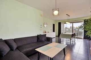 BEZOEK AANVRAGEN ENKEL MOGELIJK VIA VOLGENDE LINK: <br />https://verlinden.mijnhuurprofiel.be/property/05798882-02b4-4c32-82f6-dcf303a6d869<br /><br />Dit appartement is gunstig maar toch rustig gelegen in het centrum van Mol, op wandelafstand van tal van winkels, sportaccommodatie, openbaar vervoer, ziekenhuis, ... Tevens geniet deze van een vlotte verbinding naar omliggende gehuchten en gemeentes.<br /><br />Het appartement is gelegen op de bovenste verdieping van een nette, kleinschalige residentie. <br />Via de gemeenschappelijke trap of lift, betreden we de inkomhal met gastentoilet ingebouwde vestiairekast. Als we verder lopen komen we terecht in de leefruimte welke opgedeeld is in een knusse eethoek en zithoek. Hier geniet u van alle comfort dankzij radiatoren, airco (met warme lucht) en de nodige verduistering. Doordat de leefruimte aan de achterkant gesitueerd is, kom je via een schuifraam meteen op het zuidgeoriënteerde terras waar u van voldoende zon en privacy geniet. Wenst u toch liever even in de schaduw te vertoeven? Dan kan dit perfect met de aanwezig luifel. <br /><br />De aparte keuken is voorzien van een koelkast, oven, microgolfoven, keramische kookplaat, afzuigkap, vaatwasser, spoeltafel, voldoende kastruimte en ruimte voor een ontbijthoek. Ook hier geeft een schuifraam uit op het terras. <br /><br />De wasplaats/ berging is tevens toegankelijk via de inkomhal en hier bevindt zich de centrale verwarming op gas evenals de mogelijkheid voor het plaatsen van een wasmachine en droogkast. <br /><br />Beide slaapkamers zijn zeer ruim en genieten van voldoende lichtinval. De volledig betegelde badkamer beschikt over een ligbad, douchecel, dubbele wastafel in meubel met kastruimte en een extra toilet.<br /><br />In de kelder bevindt zich een privatieve berging (13 m²) en een autostaanplaats (garage met elektrische poort),<br />Tevens geniet u hier van gemeenschappelijke parkeerplaatsen achteraan het gebouw. Ideaal voor een tweede auto of voor bezoekers.<br /><br />Kortweg; zeer ruim, zeer energie zuinig en in het centrum van Mol!<br /><br />Huurprijs: €850/maand | geen gemeenschappelijke kosten | beschikbaarheid: 01/11/2026 | EPC: 37 kWh/m² (label A)