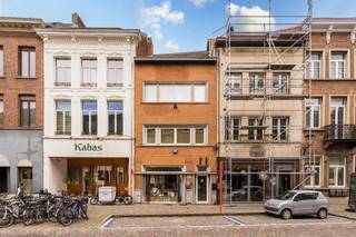 <h2><span>Handelsgelijkvloers op centrale ligging in Mechelen </span></h2><p><span>Op een centrale locatie in de Keizerstraat 19 te Mechelen bevindt zich dit handelsgelijkvloers van ca. 66,50 m², ideaal voor diverse commerciële of professionele doeleinden.</span></p><p><span>De ruimte omvat een inkomhal en een handelsruimte die is ingedeeld in drie delen, waarvan één gedeelte kan worden afgesloten als bureel. Verder is er een keuken met kastinrichting en koelkast, evenals een extra ruimte die kan dienen als archief of opslagplaats.</span></p><p><span>Daarnaast is er een gemeenschappelijk terras waar men gebruik van kan maken en een extra berging.</span></p><p><span>Geschikt voor bureel, winkel, praktijkruimte, <br />(Horeca en night-shop niet toegelaten.)</span></p><p><span>Huurprijs: €900/maand</span></p><p><span> </span></p>