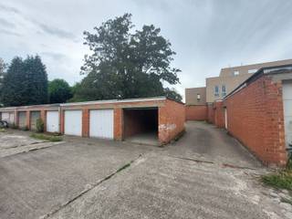 <p>Afzonderlijke garagebox, gelegen aan Rendierstraat 19 te Wilrijk.</p>
<p>Ideaal voor het veilig stallen van een wagen, motorfiets of als extra opslagruimte.</p>
<p>Interesse? Neem gerust contact met ons op voor meer informatie of om een bezichtiging in te plannen.</p>