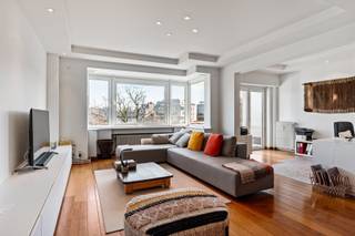 <p>Dit indrukwekkende appartement ontdek je op één van de meest gegeerde adressen van Antwerpen, de iconische Rubenslei. De omgeving bruist van het leven en staat bekend om haar talrijke, trendy hotspots en culturele trekpleisters. Het Stadspark bevindt zich pal aan de overkant en zorgt dan weer voor een perfecte balans tussen de dynamiek van het stadsleven en een groene plek om in alle rust te vertoeven.</p>
<p>Dit prestigieuze appartementsgebouw draagt de naam ‘Residentie Albert I’ en werd in 1938 gerealiseerd naar een ontwerp van de architecten Victor Gorlé en Henry Corbusier.</p>
<p>Bij binnenkomst wordt meteen de toon gezet dankzij een prachtige marmeren tegel die elegant overloopt naar een warme en kwaliteitsvolle parket, dit resulteert in een luxueuze maar huiselijke sfeer. Daarnaast geniet de leefruimte nog van een heerlijk ruimtelijk gevoel dankzij de riante raampartijen, die tevens een waanzinnig uitzicht bieden op het befaamde park. Bovendien heb je ook nog eens een gezellig terrasje van 3,40 m² die de connectie met de groene omgeving alleen maar versterkt. De moderne keuken werd geïnstalleerd met hoogwaardige toestellen en beschikt over een aangrenzende opbergruimte die praktisch werd voorzien van aansluitingen voor was- en droogmachine. Verder telt het appartement 3 slaapkamers (23 m², 12 m² &amp; 8m²) waarvan één slaapkamer beschikt over een eigen douchekamer. De masterbedroom vormt dan weer een ware privésuite met een ingerichte dressing en een ensuite badkamer welke werd uitgerust met een luxueus bubbelbad, douche, toilet en dubbele lavabo in meubel. Tot slot is er nog een mansardekamer van 8 m² met eigen sanitair die perfect kan dienen als hobbykamer of bureau.</p>
<p><strong>Maandelijkse kosten </strong>€ 550,00 (all-inclusief).</p>
<p><strong>Technische gegevens: Kelderberging &amp; mansardekamer aanwezig! </strong>Centrale verwarming op gas via een condenserende ketel (individueel), dubbele beglazing in PVC, geïsoleerd dak.</p>
<strong>Stedenbouwkundige inlichtingen en bodemattest aanwezig. Asbestveilig (maar mogelijk niet asbestvrij). Bevindt zich niet in een risicozone voor overstromingen (P- en G-score C). Renovatieverplichting niet van toepassing.</strong>