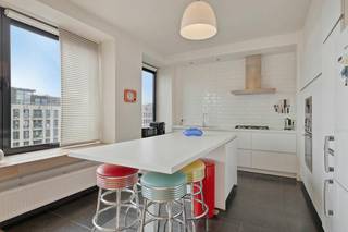 Ontdek dit schitterende appartement te koop in het hart van Antwerpen, in een nieuwbouw uit 2014. Dit ruime appartement van ca. 130 m² met EPC A biedt een uitzonderlijke woonervaring in de bruisende stad Antwerpen. U kan genieten van veel natuurlijk licht en rust op deze zesde verdieping. Het nabijgelegen Operaplein en centraal station zorgen voor een uitstekende bereikbaarheid.<br /><br />Indeling:<br />- inkomhal<br />- lichtrijke woonkamer op parket<br />- keuken vooraan volledig voorzien van alle nodige toestellen<br />- nachthal<br />- masterbedroom aan de rustige achterzijde<br />- tweede volwaardige slaapkamer<br />- moderne badkamer met inloopdouche en dubbele lavabo<br />- apart toilet <br />- berging<br /> <br /><br />Dit appartement is ideaal voor wie op zoek is naar een instapklare woning op een gewilde locatie. De nabijheid van winkels, restaurants en cultuur maakt wonen hier bijzonder aantrekkelijk. Zoek je een appartement te koop in Antwerpen? Dan is dit een unieke kans.<br /><br />Bent u geïnteresseerd in een appartement of woning te koop in Antwerpen? Aarzel dan niet om ons te contacteren. <br />Had u graag uw eigen eigendom te koop aangeboden contacteer ons dan voor een vrijblijvende schatting, telefonisch op het nummer 03/206.76.76 of per mail naar antwerpen@dewaele.com.<br /><br />Ook voor alle andere vragen omtrent vastgoed, kopen of verkopen kan u steeds bij ons terecht!<br /><br />Bestuursmaatregelen in het maatregelenregister: nee<br /><br />Deze AI-visualisaties zijn bedoeld als inspiratie. Er werd geen rekening gehouden met technische specificaties, stedenbouwkundige voorschriften of de concrete mogelijkheden tot realisatie.