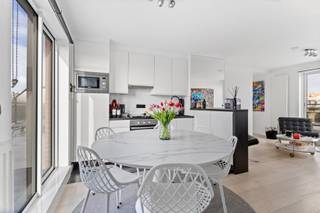 <p>Dit uitzonderlijk ruime penthouse in Koksijde-Bad biedt een ongeëvenaarde woonervaring aan de Belgische kust. Met vier volwaardige slaapkamers en royale terrassen rondom geniet u van zeeën van ruimte, licht en comfort. De leefruimte baadt in natuurlijk licht en sluit naadloos aan op de moderne, volledig uitgeruste keuken. Alles is afgewerkt met hoogwaardige materialen en oog voor detail, waardoor een sfeer van luxe en verfijning gecreëerd wordt. De twee stijlvolle badkamers en de grote buitenruimtes maken het geheel compleet en bieden u de perfecte combinatie van elegantie en ontspanning.</p><ul><li>Lateraal zeezicht! </li><li>Gerenoveerd! </li><li>4 slaapkamers! </li></ul><p><br /></p><p>Meer informatie? Contacteer ons op 058 51 23 23 of op christian@eraservimo.be</p>