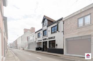 TOPingerichte, instapklare woning met handelsruimte op 1.150 m² in centrum Aarsele! Ligging: Commerciële ligging in het centrum van Aarsele, op...