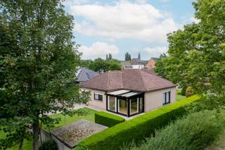 Deze woning is gelegen in een rustige en groene omgeving in de onmiddellijke nabijheid van belangrijke invalswegen, buurtwinkels en het openbaar vervoer. De woning geniet volgende indeling: inkom met gastentoilet en vestiaire, ruime leefruimte, keuken, veranda, wasplaats, nachthal met toegang tot de badkamer (ligbad, dubbele lavabo en toilet) en 2 slaapkamers.<br /><br />De woning is voorzien van een aangename ZW gerichte tuin, aparte garage en ruime bergzolder.<br />EPC 594 - Label F<br /><br />Bezoek mogelijk na afspraak met Serge van Center Office via 0485/61 59 22.