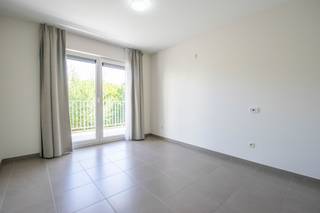 <p><span>Assistentiewoning te Tuin van Myra </span><span>met 1 slaapkamer (63m²)</span></p><p><span> </span></p><p><span>Dit betreft een aangename assistentiewoning in de residentie Tuin van Myra, op wandelafstand van het centrum van Sint-Niklaas. </span></p><p><span>De residentie biedt een comfortabele en veilige woonomgeving waar zelfstandig wonen centraal staat. Tegelijk is de nodige zorg en ondersteuning steeds binnen handbereik. </span></p><p><span>Bewoners kunnen er genieten van hun eigen privacy en comfort, maar ook van de gemeenschappelijke voorzieningen en sociale contacten binnen de residentie. </span></p><p><span>Een ideale woonomgeving voor wie comfortabel en zelfstandig wil wonen met een gerust gevoel. <br /><br /></span><span>INDELING</span></p><p><span><br />Inkomhal met plaats voor een vestiaire. </span></p><p><span>Slaapkamer met aansluitend de badkamer voorzien van douche, lavabomeubel en toilet, allen aangepast aan seniorencomfort.</span></p><p><span>Praktische berging.</span></p><p><span>Lichtrijke woonkamer.</span></p><p><span>Keuken voorzien van alle comfort.</span></p><p><span>Terras.<br /><br /></span><span>EXTRA</span></p><p><span>Wandelsafstand van het centrum van Sint-Niklaas.</span></p><p><span>Openbaar vervoer binnen handbereik.</span></p><p><span>Persoonlijk oproepsysteem.</span></p><p><span>Stadsbinnentuin met aangelegd terras.</span></p><p><span>Interessante investering met verhuurmogelijkheden.</span></p><p><span> </span></p><p><span>EPC: Label B - 123 kWh/m²</span></p><p><span>Wg - Vg - Vv - Gvkr - Gmo <br /><br /></span></p><p><span> </span></p><p><span> </span></p><p><span> </span></p>