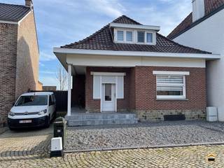 <p><span>Gunstig gelegen starterswoning met 2 slaapkamers en leuke tuin</span></p><p><span> </span></p><p><span>Deze halfopen bebouwing treffen we aan langsheen de verbindingsweg tussen Sint-Truiden<br />en Gingelom. De nodige voorzieningen zijn makkelijk bereikbaar en ook de verbindingen zijn<br />uitstekend. De nabijheid van de oprit E40 is een groot voordeel.</span></p><p><span> </span></p><p><span>Op vlak van indeling onderscheiden we het volgende:</span></p><p><span>Gelijkvloers:<br />Inkomhal, toilet, ruime open leefruimte met living, eetkamer en open keuken, met toegang tot<br />het terras, ruime berging.<br />Eerste verdieping:<br />Nachthal, 2 slaapkamers, dressing, badkamer met douche en enkele lavabo</span></p><p><span><br />Daarnaast beschikt de woning over een ruime kelder, die U nog extra opslagruimte biedt.</span></p><p><span>Achteraan de woning ligt een aangenaam tuingedeelte. Parkeren kan op eigen terrein dankzij<br />de oprit aan de linkerkant.</span></p><p><span> </span></p><p><span>Op vlak van technieken onderscheiden we het volgende:</span></p><p><span>* Dubbele beglazing in houten en pvc-omkadering</span></p><p><span>* Centrale verwarming op aardgas</span></p><p><span>* Elektriciteit conform het AREI</span></p><p><span> </span></p><p><span>Wenst U meer informatie over deze woning of een bezichtiging?<br />Contacteer ons via 012 26 22 05 of info@hetimmohuis.be</span></p>