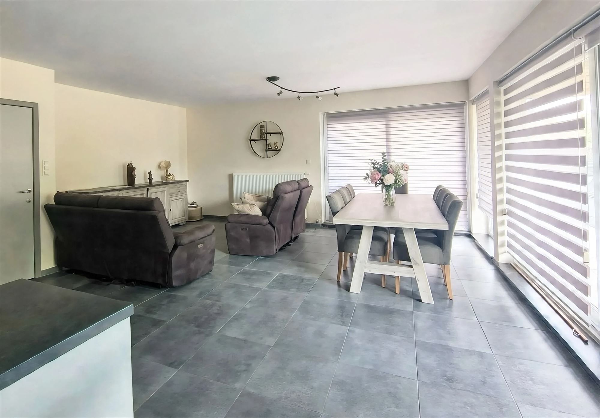 Appartement - Gelijkvloers - met 2 slaapkamers, groot terras en ondergrondse autostaanplaats - foto 4