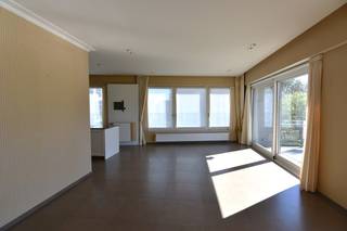 Dit prachtige hoek appartement vinden we op de tweede verdieping van de moderne en rustige woonresidentie Parkzicht, gelegen aan het stadspark van RSL.<br />Dankzij de vele raampartijen, genieten bewoners van een mooi zicht op het park.<br />Aangenaam wooncomfort, hoogstaande afwerking, in heel goed onderhouden staat, maatwerk,...<br /><br />Het appartement geniet volgende indeling:<br />inkomhal - grote woonkamer met open ingerichte keuken (Miele toestellen) - ruim terras - berging/wasplaats - gastentoilet - technische berging - polyvalente kamer (logeerkamer/bureau/TV kamer) met maatwerk - douchekamer (met wastafel) - masterbedroom met aanpalende badkamer (ligbad/wastafel/toilet).<br /><br />Het appartement beschikt over twee grote (koele) kelderbergingen en twee naast elkaar gelegen ondergrondse garageboxen met automatische poort.<br />Een prachtig appartement voor wie comfortabel wil wonen in een groene stadsomgeving!<br />Bovenop de huurprijs wordt een maandelijks voorschot van 75 euro aangerekend voor de gemeenschappelijke kosten.<br />EPC label: B