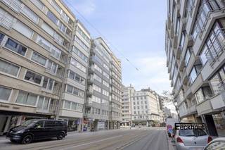 Dit appartement van 85m² bevindt zich op de vijfde verdieping, op wandelafstand van het strand en het winkelcentrum van Oostende, en zeer dicht bij openbaar vervoer!<br />Het ruime appartement is ingedeeld als volgt:<br />inkomhal met afzonderlijke berging en toilet, ruime woonkamer voorzien van open haard, aparte keuken, badkamer met ligbad en lavabo, en 2 volwaardige slaapkamers, waarvan beide kamers toegang hebben tot afgesloten terras. Verwarming is gemeenschappelijk. Er is een privatieve kelder en een afvalberging aanwezig.<br />Het appartement wordt momenteel verhuurd, wat dit mogelijks ideaal maakt als investering.