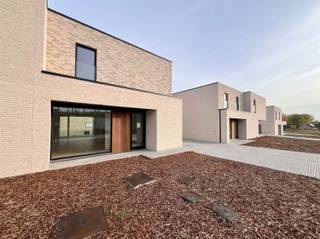 <p><span>Situated on a nature reserve, near the village center of rural Korbeek-Dijle and with a perfect connection to both Leuven and Brussels and other connecting roads, we are honored to offer for sale this modern and timeless new construction project. </span></p><p><span>This contemporary and energy efficient new construction project has been realized by a renowned construction company and concerns 6 semi-detached houses and 1 open house. <br />This newly built house with a facade width of 9 m is situated on a plot of 287 m² and has a living area of 165 m². In a modern and timeless architectural style, this home is finished to a high standard and equipped with all modern living comforts, being underfloor heating throughout, heat pump, solar panels and so much more. This energy efficient property comprises on the ground floor an entrance hall, a guest toilet, a practical storage room, a spacious living room with adjacent dining area with open kitchen which provides access to the garden with terrace of 19 m² where it is lovely to relax. The second floor comprises a bathroom, a separate toilet, a technical storage room and 3 bedrooms. </span></p><p><span>In short, a real opportunity for people who want to live energy efficiently, timelessly, luxuriously and comfortably surrounded by the peace and greenery of the Dyle valley. A unique opportunity! </span></p><p><span> </span></p>