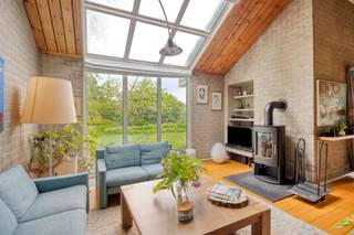 <p>Deze moderne villa met 4 slaapkamers in Lubbeek, gelegen in de gegeerde wijk Hoog Linden, biedt een unieke kans voor wie op zoek is naar een ruime en comfortabele woning in een rustige en groene omgeving. De villa bevindt zich in een residentiële verkaveling en combineert hedendaagse architectuur met een praktische indeling, ideaal voor gezinnen.</p><p></p><p><strong><em>Heb je interesse en wil jij als eerste de kans grijpen om deze woning te ontdekken? Onze "Avant-Première" is gepland op vrijdag 29 &amp; zaterdag 30 Mei. De richtprijs bedraagt 729.000€ en de biedingstermijn loopt t.e.m. dinsdagavond 2/06 om 21u. Zie hieronder het "Avant Première" reglement. Maak snel een afspraak via onze website.</em></strong></p><p></p><p>Bij het betreden van de woning kom je in een inkomhal die toegang geeft tot de lichtrijke leefruimte. De woonkamer en eetplaats vormen samen een open geheel met grote raampartijen die zorgen voor veel natuurlijke lichtinval en een aangenaam zicht op de tuin. Aansluitend bevindt zich de keuken, die functioneel is ingericht en voldoende ruimte biedt voor dagelijks gebruik.</p><p></p><p>Op de bovenverdieping bevinden zich drie ruime slaapkamers die flexibel kunnen worden ingericht als slaap-, werk- of hobbyruimte. De aanwezigheid van twee badkamers zorgt voor extra comfort en maakt de woning bijzonder geschikt voor een gezin.</p><p></p><p>De buitenruimte bestaat uit een tuin waar je kan genieten van rust, privacy en het groene karakter van de omgeving. De ligging in Hoog Linden staat bekend om zijn residentieel en rustig karakter, omgeven door natuur. Daarnaast is de bereikbaarheid een belangrijke troef. Je bevindt je op korte afstand van Leuven en hebt een vlotte verbinding naar omliggende gemeenten. Winkels, scholen en andere voorzieningen zijn gemakkelijk bereikbaar.</p><p></p><p>Deze villa in Lubbeek combineert ruimte, comfort en een groene ligging in een aangename woonomgeving in Hoog Linden. Mis deze unieke kans niet en neem snel contact met vastgoedadviseur Jos Vanvlasselaer gsm 0499/27 85 10 of mail naar jos.vanvlasselaer@living-stone.be. Tot binnenkort in jullie nieuwe thuis in Linden!</p>