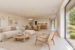 AANKOOP AAN 6% BTW MOGELIJK<br /><br />Laatste woning beschikbaar<br /><br />Ontdek dit exclusieve project op toplocatie nabij het centrum van Hingene. Alles wat je nodig hebt bevindt zich op wandelafstand.<br /><br />Dit project omvat twee unieke halfopen woningen, met een ruime bewoonbare oppervlakte van maar liefst 306 m² en een high-end afwerking die klasse en comfort uitstraalt.<br /><br />Op het gelijkvloers vinden we een inkomhal met vestiaire en toilet, een open leefruimte met keuken, eetplaats en zitruimte en een praktische berging. De grote raampartijen zorgen voor overvloedig daglicht.<br /><br />Op de eerste verdieping zijn er drie slaapkamers, waarvan één met dressing en ensuite douchekamer, een badkamer met dubbele lavabo, ligbad en douche en een apart toilet.<br /><br />De vaste trap geeft toegang tot de volledig afgewerkte zolder.<br /><br />Elke woning beschikt over een oprit en een zuidgerichte tuin. Indien gewenst kan je een magazijn bouwen in de achtertuin.<br /><br />De woningen zijn BEN (E10), waardoor je voor 5 jaar geniet van een vrijstelling van onroerende voorheffing.<br />Er wordt gebruik gemaakt van een warmtepomp, vloerverwarming met actieve koeling overal, zonnepanelen, ventilatie type D en super isolerende beglazing.<br /><br />Bovendien zijn er ruime budgetten voorzien waardoor je de woning helemaal kan afstemmen op jouw stijl en voorkeuren.<br /><br />Een ideale mix van stijlvol wonen, duurzame technieken en een uitstekende ligging.<br /><br />Wil je meer informatie over dit project?<br />Neem gerust contact op via yordi@julimmo.be of 0473 76 18 07.